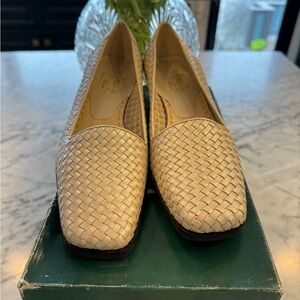 Amalfi by Rangoli Italian leather pumps. Cream woven uppers. Size 7. Unworn.
